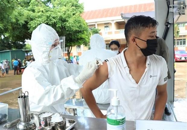 Người dân ở khu vực nguy cơ cao của buôn Tơng Ju, xã Ea Kao, thành phố Buôn Ma Thuột được tiêm vaccine phòng COVID-19. (Ảnh: Tuấn Anh/TTXVN).