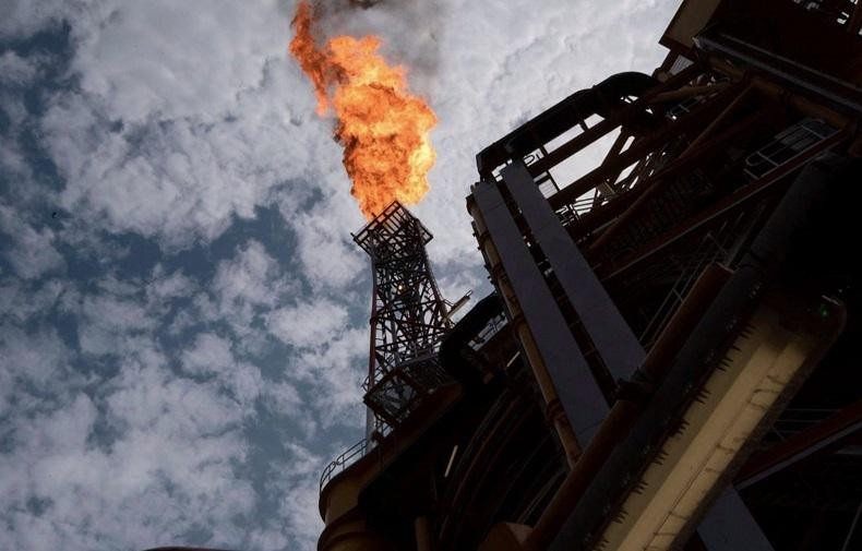 Sau khi OPEC+ quyết định vẫn giữ nguyên mức tăng sản lượng 400.000 thùng/ngày, giá dầu thô của Mỹ và dầu thô Brent lần lượt phá đỉnh. Ảnh: AFP.