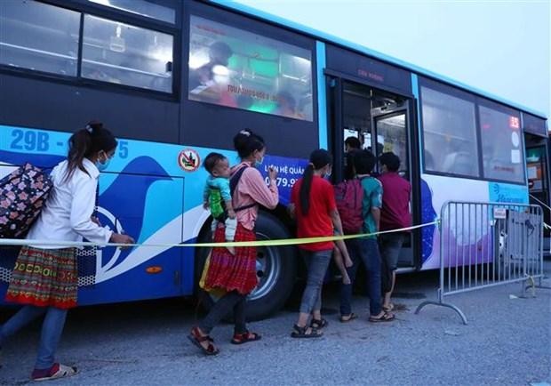 Người dân về từ các tỉnh phía Nam được phân vùng tại huyện Phú Xuyên (Hà Nội), để đưa lên xe buýt về địa phương. (Ảnh: Phạm Kiên/TTXVN).