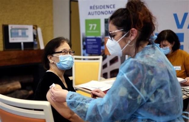Nhân viên y tế tiêm vaccine Pfizer/BioNTech ngừa COVID-19 cho người dân tại Seoul, Hàn Quốc. (Ảnh: AFP/TTXVN).