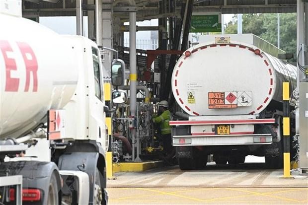 Xe tải chở nhiên liệu tại kho chứa dầu Buncefield ở Hemel Hempstead, Bắc London (Anh). (Ảnh: AFP/TTXVN).