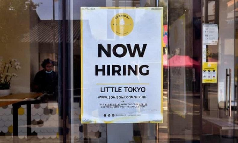 Một cửa hàng kem tại Los Angeles, Mỹ dán thông báo biển tuyển nhân viên. Ảnh: AFP.