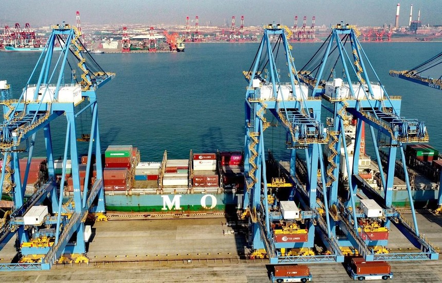 Bốc dỡ hàng hóa tại cảng Thanh Đảo, tỉnh Sơn Đông, Trung Quốc. (Ảnh: THX/TTXVN).