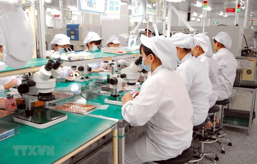 Nhiều doanh nghiệp lớn trong ngành điện tử vẫn tiếp tục đầu tư hoặc mở rộng sản xuất tại Việt Nam. (Ảnh minh họa: Danh Lam/TTXVN).