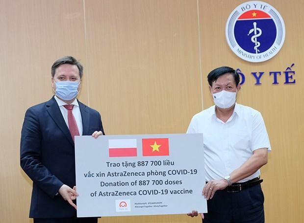 Thứ trưởng Bộ Y tế Đỗ Xuân Tuyên tiếp nhận lô vaccine AstraZeneca của Chính phủ và nhân dân Ba Lan trao tặng từ ngài Đại sứ Ba Lan tại Việt Nam. (Nguồn: Suckhoedoisong.vn).