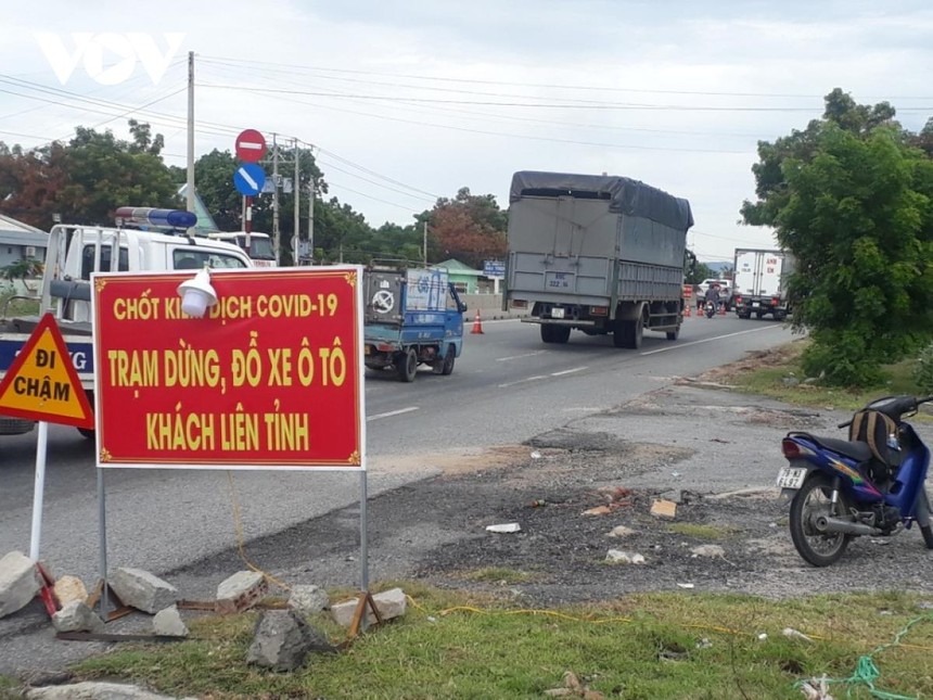 Chốt kiểm dịch COVID-19 trên tuyến Quốc lộ 1 giáp ranh với tỉnh Ninh Thuận.