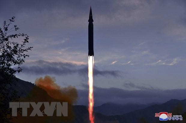 Hình ảnh vụ phóng tên lửa siêu thanh Hwasong-8 của Triều Tiên. (Ảnh: AFP/TTXVN).
