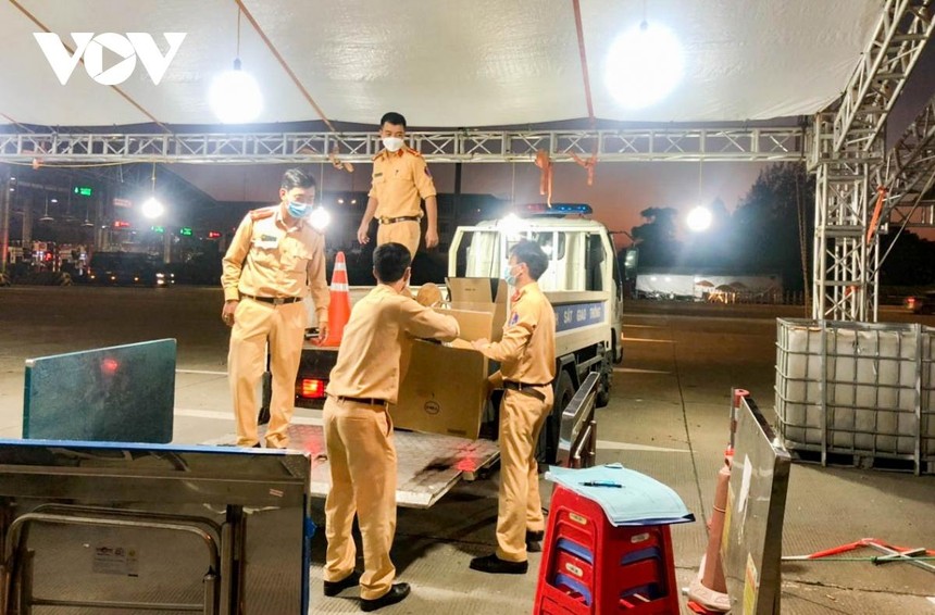 Đội CSGT số 14 (Công an TP Hà Nội) thu dọn đồ đạc tại chốt kiểm soát trên cao tốc Pháp Vân - Cầu Giẽ.