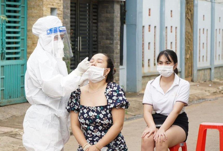 Lực lượng y tế thực hiện test nhanh, sàng lọc ca mắc trong cộng đồng tại Đắk Lắk.