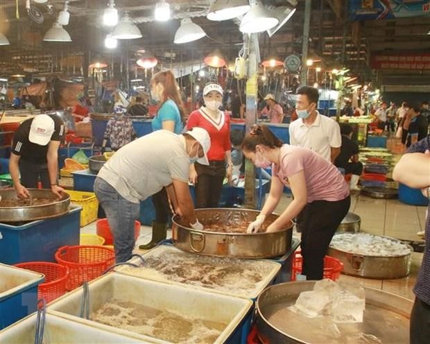 Mặt hàng thủy hải sản được buôn bán tại Chợ đầu mối Bình Điền. (Ảnh minh họa: Đinh Hằng/TTXVN).