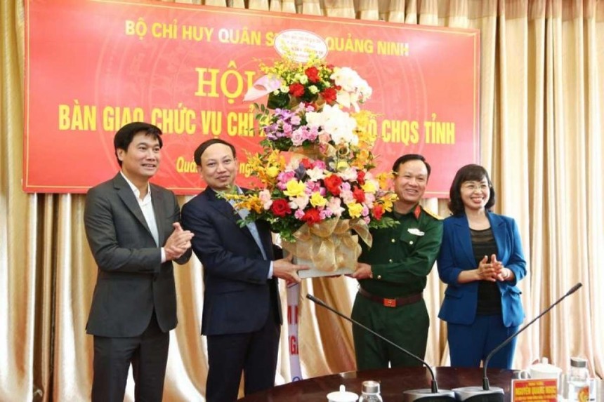 Lãnh đạo tỉnh Quảng Ninh tặng hoa chúc mừng Đại tá Khúc Thành Dư, Chỉ huy trưởng Bộ CHQS tỉnh Quảng Ninh (Ảnh: Bộ Chỉ huy Quân sự tỉnh Quảng Ninh).