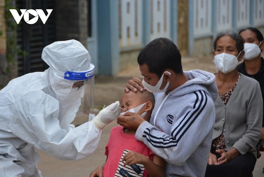 Lực lượng Y tế tỉnh Đắk Lắk lấy mẫu test nhanh Covid-19 ở phường Tân Lập, sau khi phát hiện chùm ca bệnh tại đây.