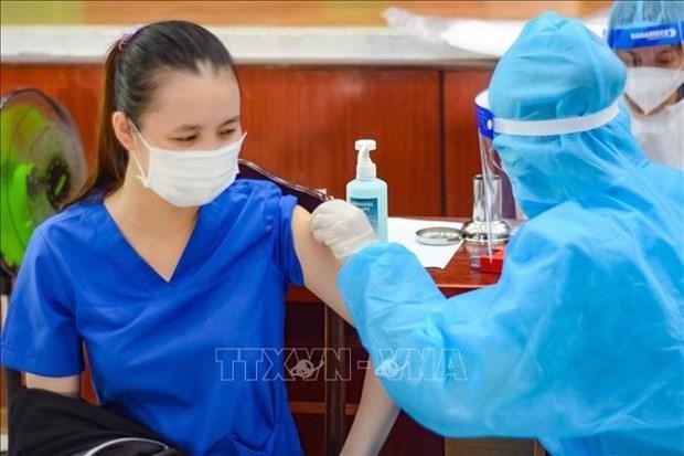 Tiêm vaccine cho người dân tại điểm tiêm Trung tâm Văn hoá quận Sơn Trà, thành phố Đà Nẵng. (Ảnh: Văn Dũng/TTXVN).