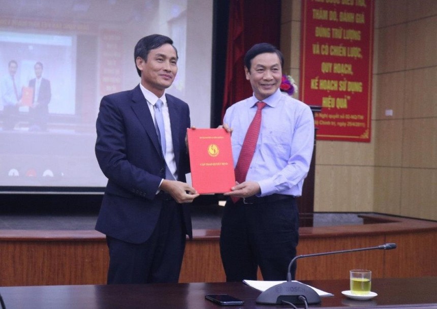 Thứ trưởng Bộ TN&MT Trần Quý Kiên trao quyết định điều động, bổ nhiệm cho ông Nguyễn Xuân Trường.