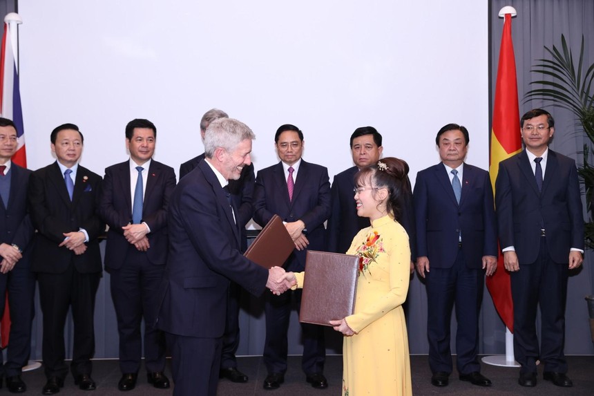 Đại diện Vietjet và Viện đại học Oxford trao đổi thỏa thuận hợp tác trước sự chứng kiến của Thủ tướng Phạm Minh Chính, lãnh đạo cấp cao Việt Nam và Vương quốc Anh.