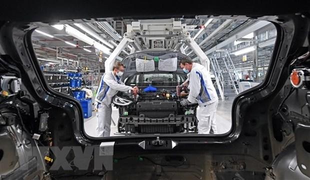 Công nhân làm việc trên dây chuyền sản xuất xe điện ID 3 tại nhà máy của Tập đoàn sản xuất xe hơi Đức Volkswagen (VW) ở Zwickau, miền Đông Đức ngày 23/4/2020. (Ảnh: AFP/TTXVN).
