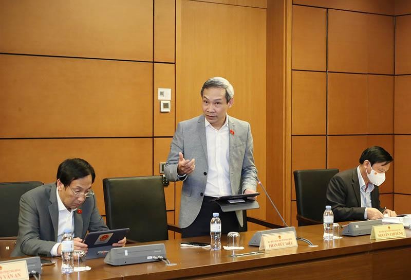 Đại biểu Phan Đức Hiếu, Ủy viên Thường trực Ủy ban Kinh tế của Quốc hội thảo luận về Kế hoạch Cơ cấu lại nền kinh tế giai đoạn 2021 - 2025. Ảnh: Duy Linh.