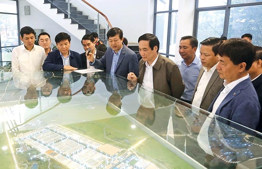 Bí thư Tỉnh ủy Bùi Minh Châu tham quan mô hình quy hoạch tổng thể Khu công nghiệp Phú Hà.
