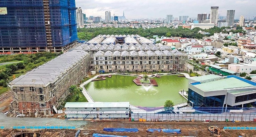 Các dự án có đất công xen cài đã được gỡ vướng. Trong ảnh: Dự án Green Star Sky Garden của Hưng Lộc Phát đang thi công trở lại.
