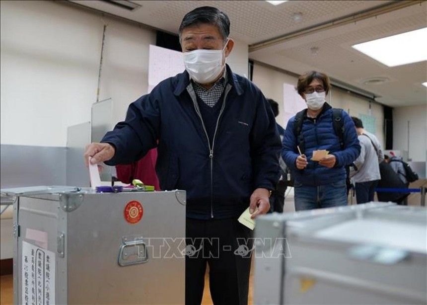Cử tri Nhật Bản bỏ phiếu bầu Hạ viện tại điểm bầu cử ở Tokyo ngày 31/10/2021. Ảnh: THX/TTXVN.