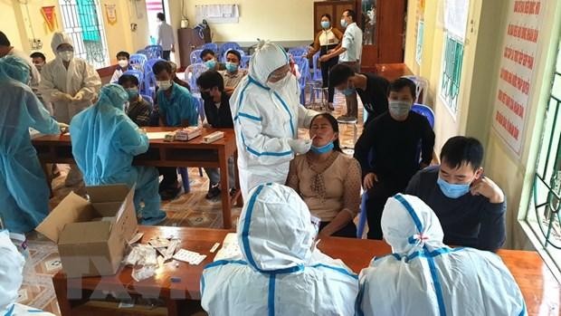 Cán bộ y tế lấy mẫu xét nghiệm người dân ở phường Ngọc Hà, thành phố Hà Giang, tỉnh Hà Giang. (Ảnh: Minh Tâm/TTXVN).
