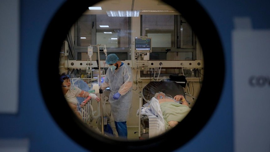 Các bệnh nhân Covid-19 được điều trị trong phòng cách ly tại một bệnh viện ở Bucharest, Romania ngày 22/10/2021. Ảnh: AP.