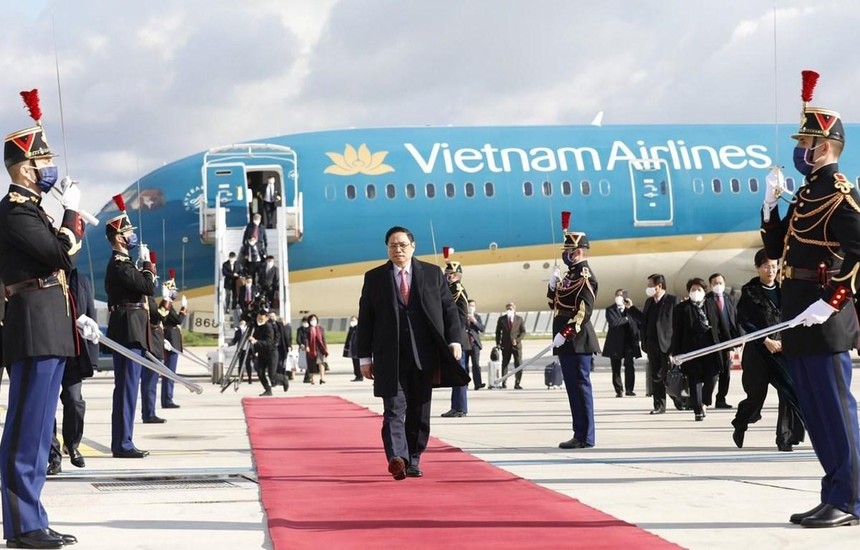 Lễ đón Thủ tướng Phạm Minh Chính tại sân bay Orly, Thủ đô Paris. (Ảnh: Dương Giang/TTXVN).
