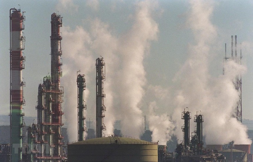 Khói bốc lên tại nhà máy hóa dầu ở Etang de Berre, Pháp. (Ảnh: AFP/TTXVN).