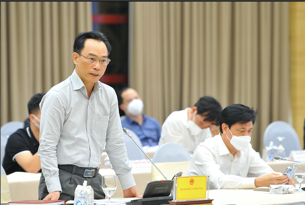 Thứ trưởng Bộ Giáo dục Hoàng Minh Sơn trả lời báo chí tại buổi họp báo. (Ảnh: Minh Đức/TTXVN).