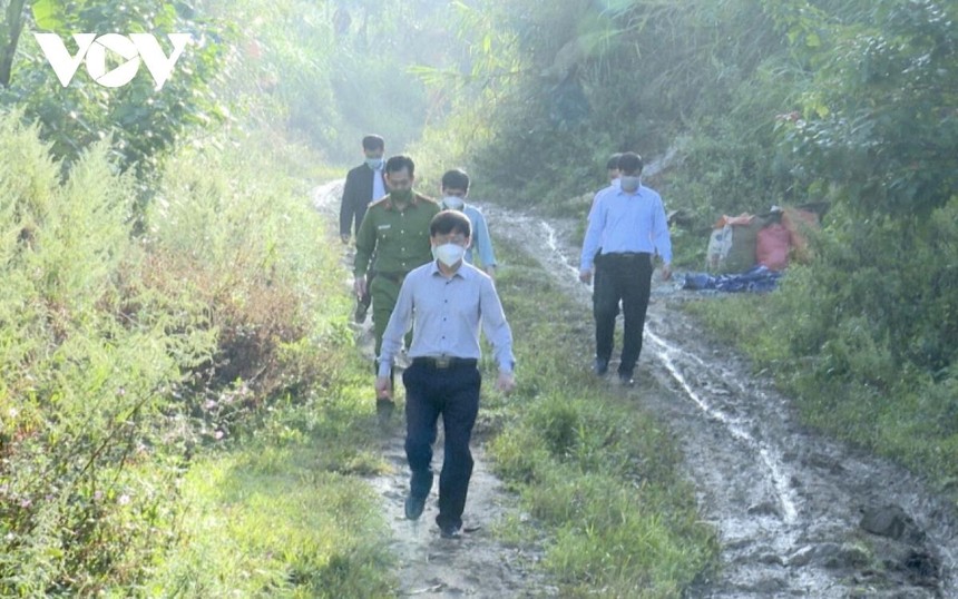 Lãnh đạo huyện Phù Yên cùng một số sở, ngành về chỉ đạo công tác phòng, chống dịch ở bản Bãi Lươn, xã Mường Do.