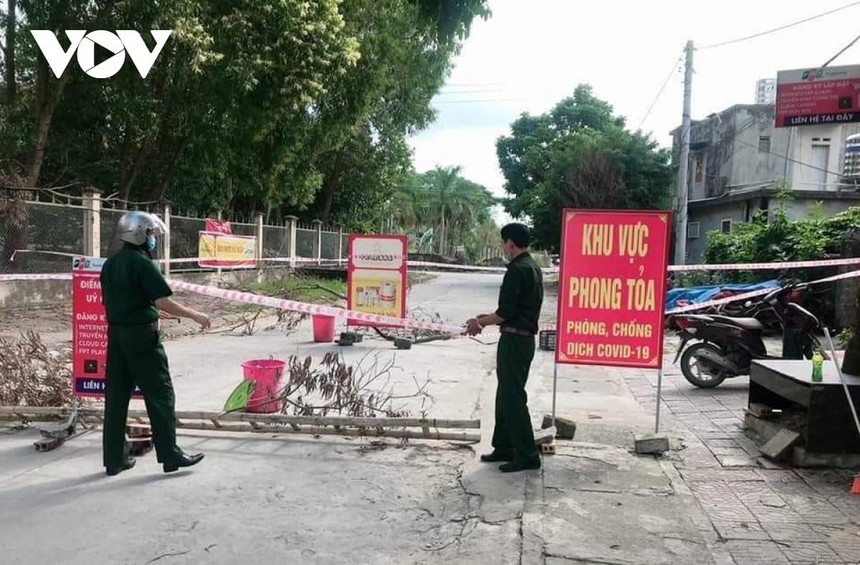 Thành phố Uông Bí phong tỏa y tế khu vực có ca nhiễm Covid-19, khoanh vùng để nhanh chóng ngăn chặn sự lây lan của dịch bệnh.