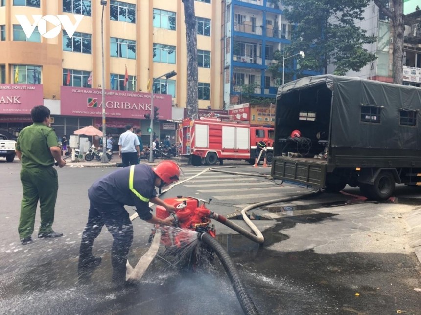 Lục lượng cảnh sát Phòng cháy chữa cháy và cứu nạn cứu hộ đã triển khai 8 đường vòi tích cực dập tắt đám cháy (ảnh: Tỷ Huỳnh).