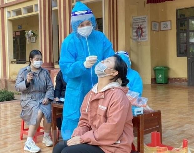 Trung tâm y tế huyện Yên Thế tiến hành lấy mẫu xét nghiệm COVID-19 cho học sinh Trường Trung học Cơ sở Hương Vĩ (Yên Thế). (Ảnh: TTXVN).