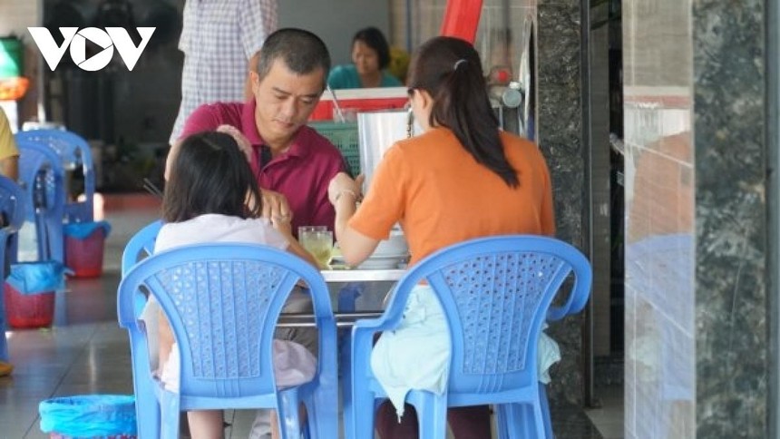 Người dân tại TP.HCM ăn uống tại một quán ăn phục vụ tại chỗ. Ảnh: Việt Hùng.