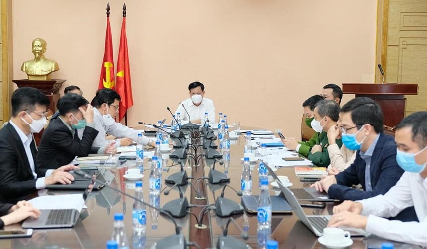 Thứ trưởng Bộ Y tế Đỗ Xuân Tuyên chủ trì cuộc họp trực tuyến với 63 tỉnh, thành để đánh giá tiến độ tiêm vaccine COVID-19.