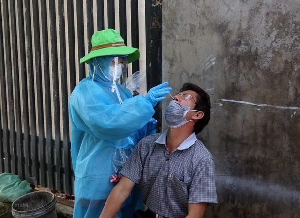 Lấy mẫu xét nghiệm sàng lọc virus SARS-CoV-2 trên địa bàn phường Vĩnh Lạc, thành phố Rạch Giá, tỉnh Kiên Giang. (Ảnh: Lê Huy Hải/TTXVN).