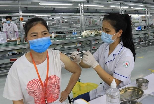 Tiêm phòng vaccine phòng COVID-19 cho công nhân tại Công ty TNHH Goerteck Vina, Khu công nghiệp Quế Võ, tỉnh Bắc Ninh. (Ảnh: Thanh Thương/TTXVN).