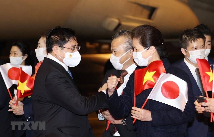 Cán bộ, nhân viên Đại sứ quán Việt Nam tại Nhật Bản đón Thủ tướng Phạm Minh Chính tại Sân bay quốc tế Haneda. (Ảnh: Dương Giang/TTXVN).
