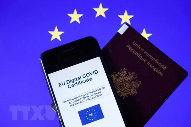 Hộ chiếu và chứng chỉ số COVID-19 do Liên minh châu Âu ban hành, tại Brussels, Bỉ ngày 16/6/2021. (Ảnh: AFP/TTXVN).