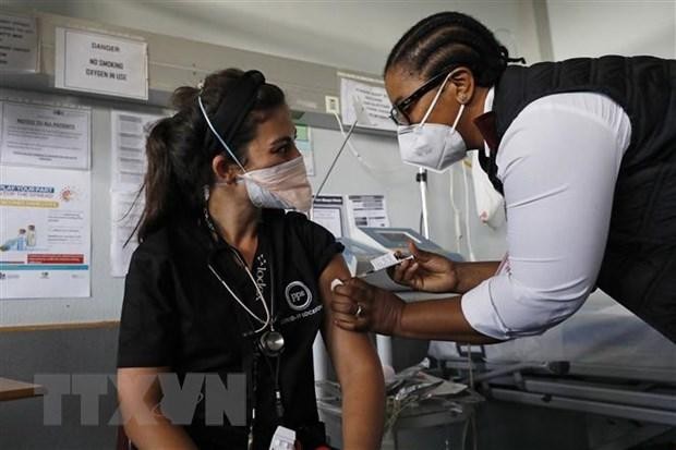 Nhân viên y tế được tiêm vaccine phòng COVID-19 tại Pretoria, Nam Phi. (Ảnh: AFP/TTXVN).