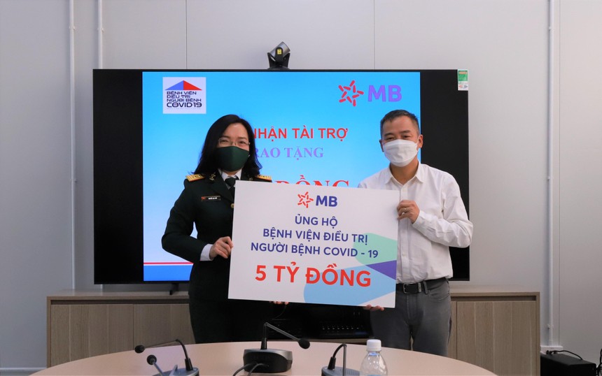 Bà Nguyễn Thị Thủy – Thành viên HĐQT MB thay mặt MB trao tặng 5 tỷ đồng đến Bệnh viện điều trị người bệnh COVID-19.