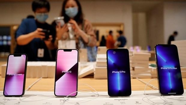 Apple đang tìm cách khắc phục lỗi cuộc gọi tự động bị ngắt trên iPhone 12 và iPhone 13. (Ảnh: Reuters).