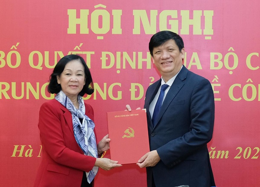 Trưởng Ban Tổ chức Trung ương Trương Thị Mai trao quyết định cho ông Nguyễn Thanh Long.