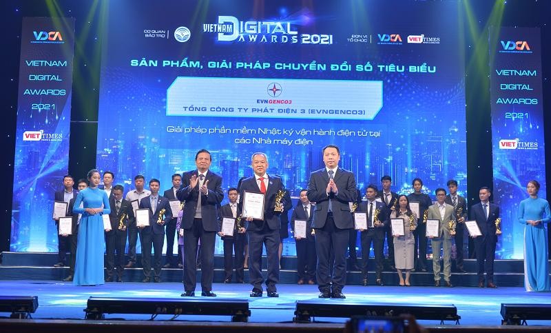 Đại diện EVNGENCO3 nhận giải thưởng tại Lễ trao giải Vietnam Digital Awards 2021.