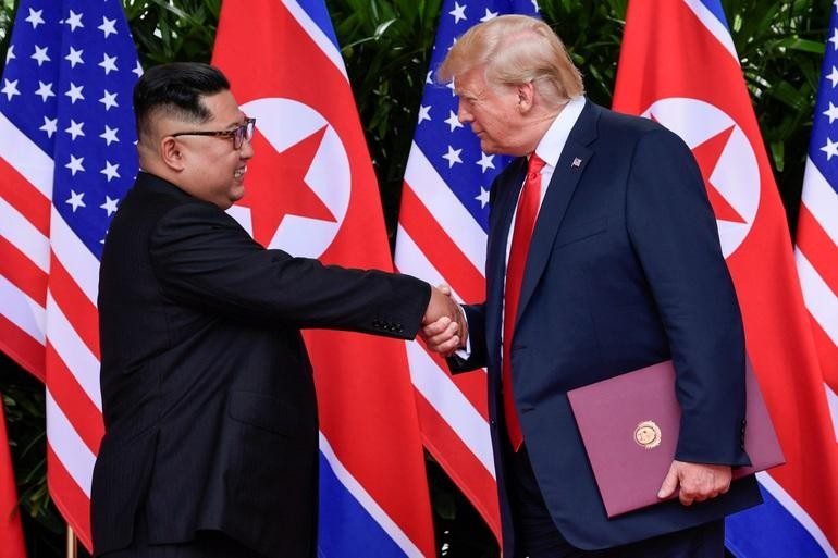 Nhà lãnh đạo Triều Tiên Kim Jong-un và cựu Tổng thống Mỹ Donald Trump họp thượng đỉnh tại Singapore vào tháng 6/2018 (Ảnh: Reuters).