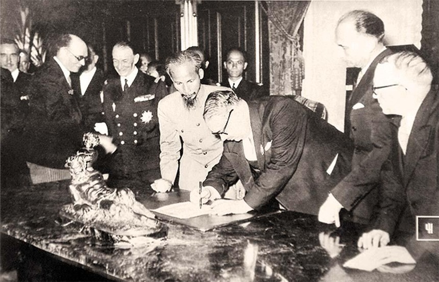 Chủ tịch Hồ Chí Minh và Bộ trưởng Hải ngoại Pháp Marius Moutet ký bản tạm ước ngày 14/9/1946.