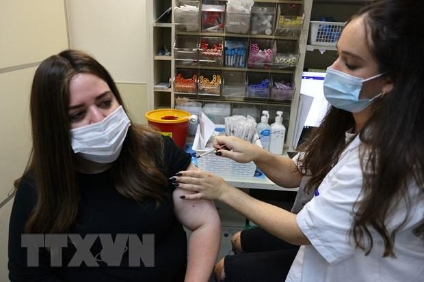 Nhân viên y tế Israel tiêm mũi vaccine tăng cường phòng COVID-19 của Pfizer cho người dân tại Jerusalem ngày 20/8/2021. (Ảnh: AFP/TTXVN).