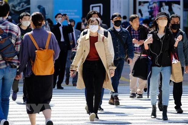 Người dân đeo khẩu trang phòng dịch COVID-19 tại Tokyo, Nhật Bản ngày 18/4/2021. (Ảnh: AFP/TTXVN).
