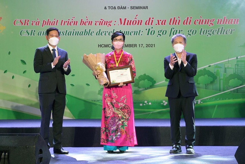 Bà Lưu Thị Thu Hằng, Giám đốc Cấp cao Thương hiệu và Marketing Dai-ichi Life Việt Nam nhận giải "Doanh nghiệp vì cộng đồng - Saigon Times CSR 2021".