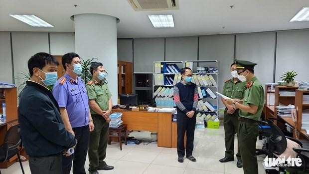 Cơ quan điều tra tống đạt quyết định khởi tố, bắt tạm giam Nguyễn Văn Phong. (Nguồn: tuoitre.vn).